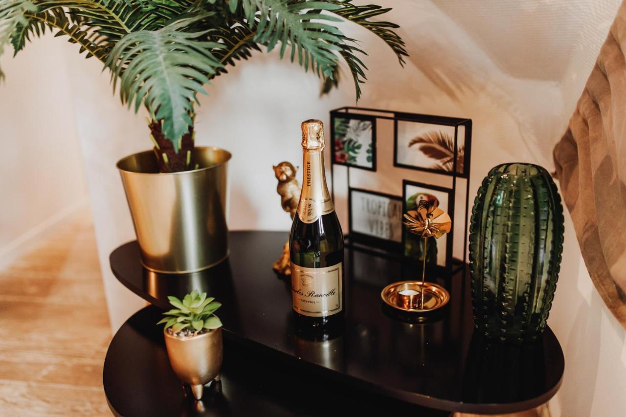 Chalet Tropical Avec Bain A Bulles - In The Woods Gesves Bagian luar foto