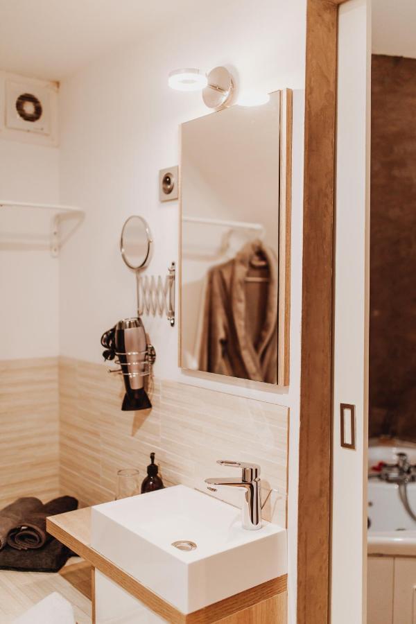 Chalet Tropical Avec Bain A Bulles - In The Woods Gesves Bagian luar foto