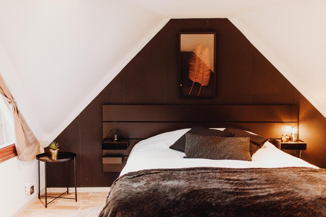 Chalet Tropical Avec Bain A Bulles - In The Woods Gesves Bagian luar foto