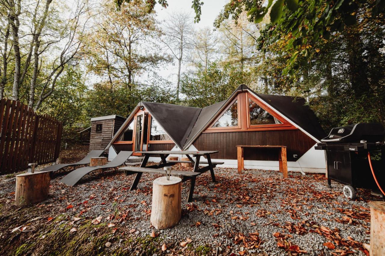 Chalet Tropical Avec Bain A Bulles - In The Woods Gesves Bagian luar foto