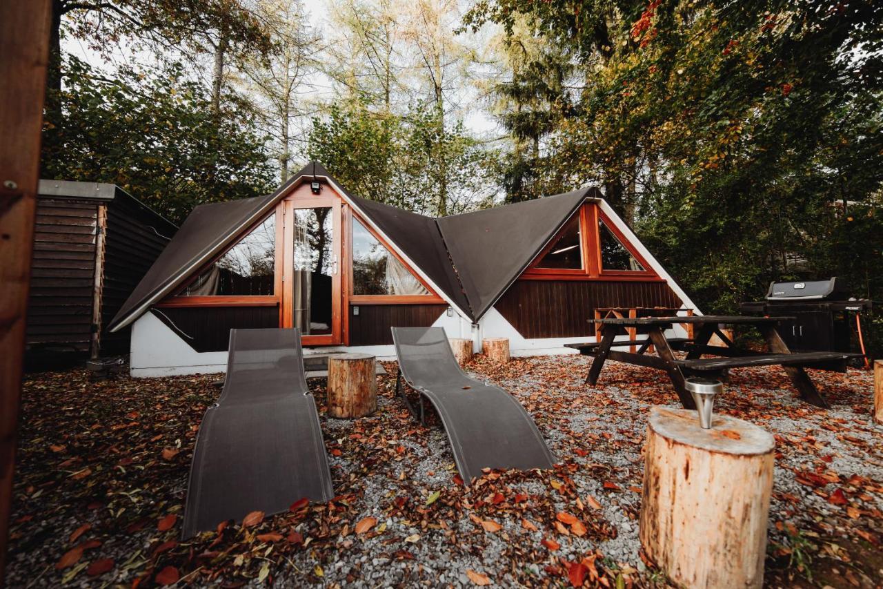 Chalet Tropical Avec Bain A Bulles - In The Woods Gesves Bagian luar foto