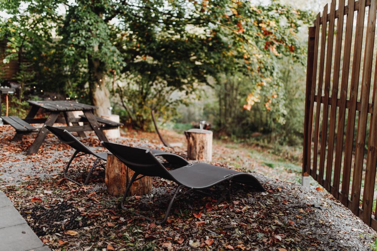 Chalet Tropical Avec Bain A Bulles - In The Woods Gesves Bagian luar foto