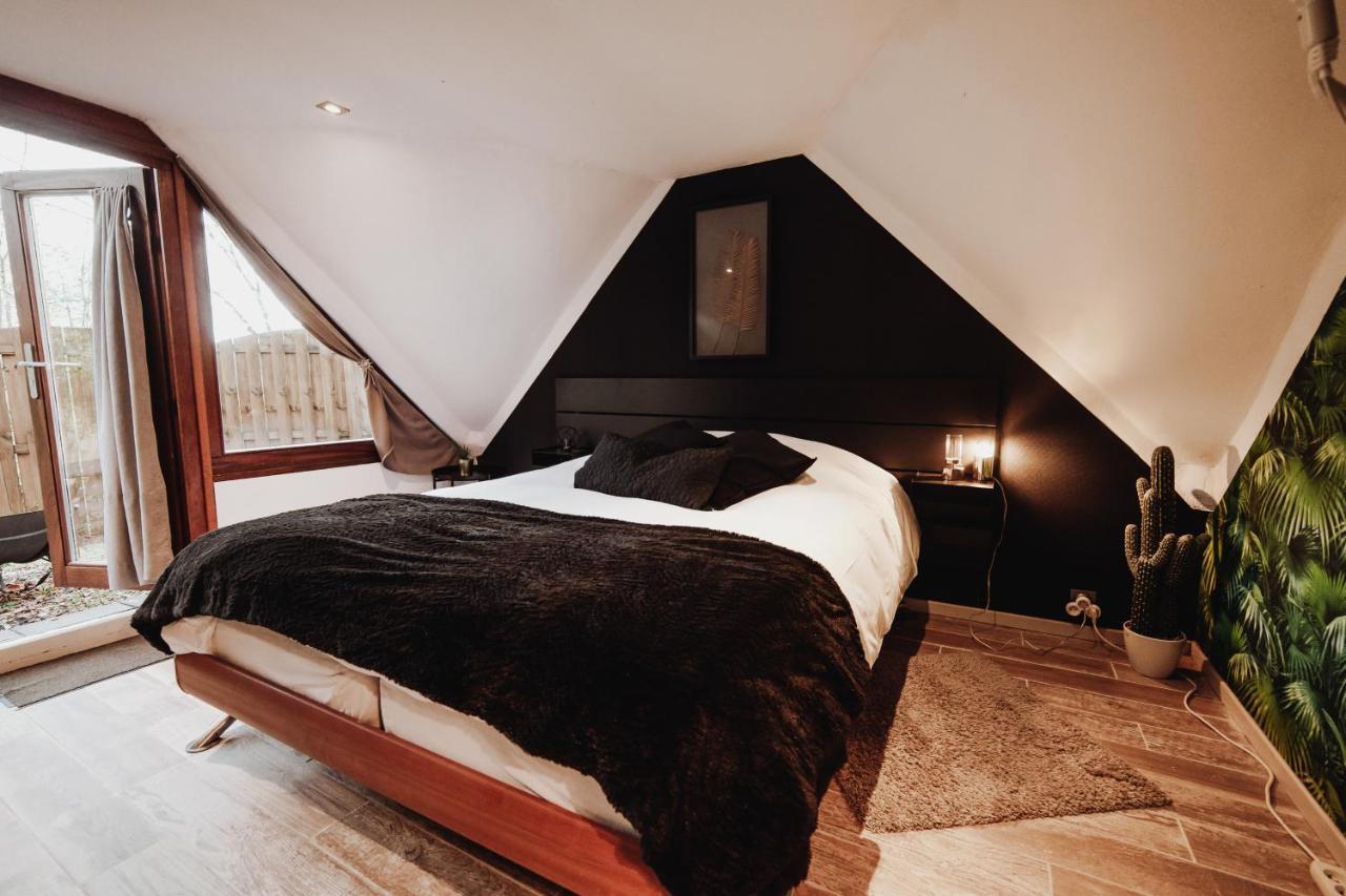 Chalet Tropical Avec Bain A Bulles - In The Woods Gesves Bagian luar foto