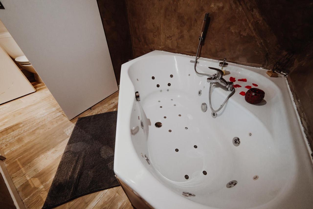 Chalet Tropical Avec Bain A Bulles - In The Woods Gesves Bagian luar foto