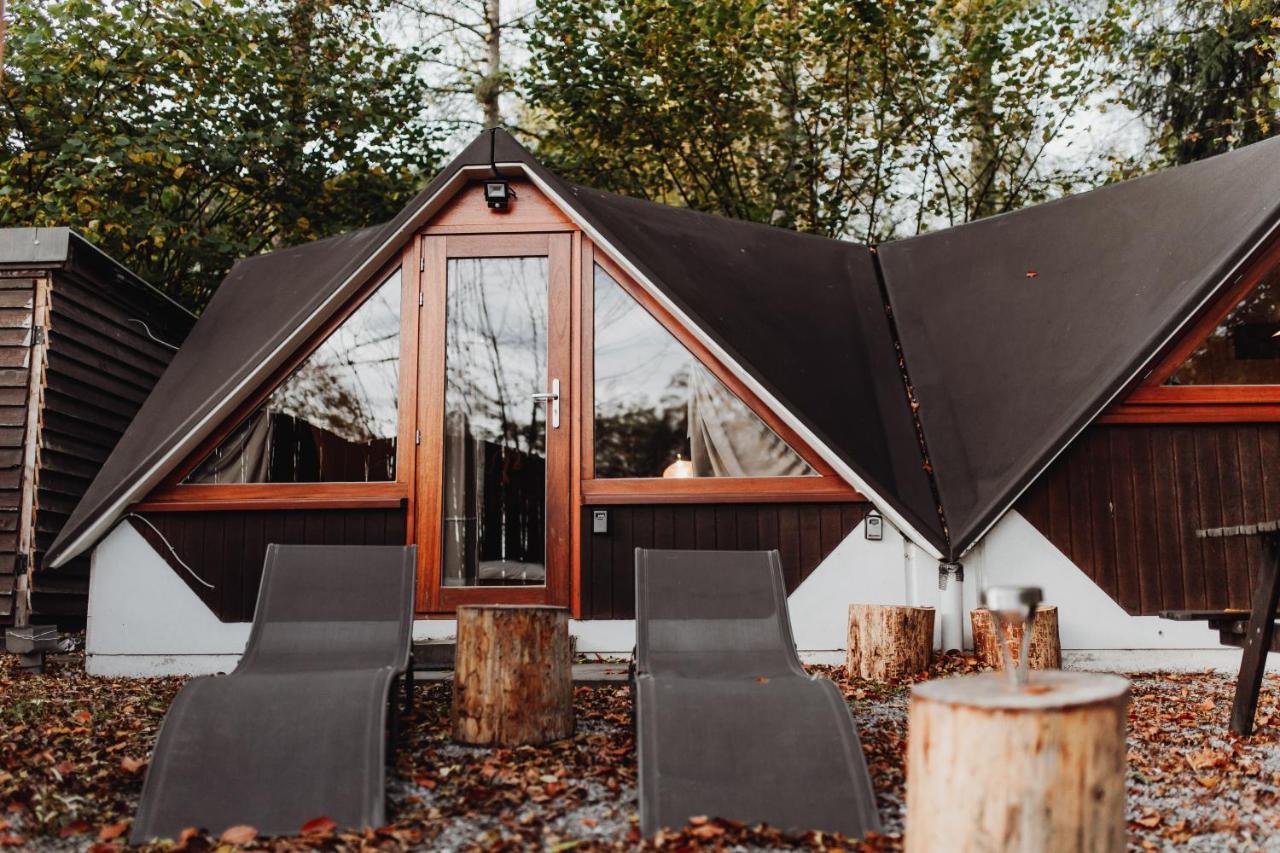 Chalet Tropical Avec Bain A Bulles - In The Woods Gesves Bagian luar foto