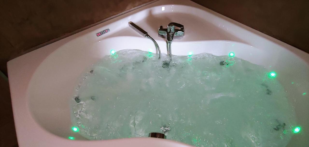 Chalet Tropical Avec Bain A Bulles - In The Woods Gesves Bagian luar foto