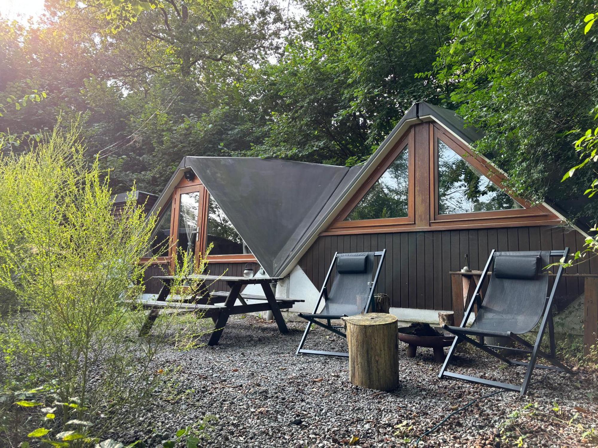 Chalet Tropical Avec Bain A Bulles - In The Woods Gesves Bagian luar foto