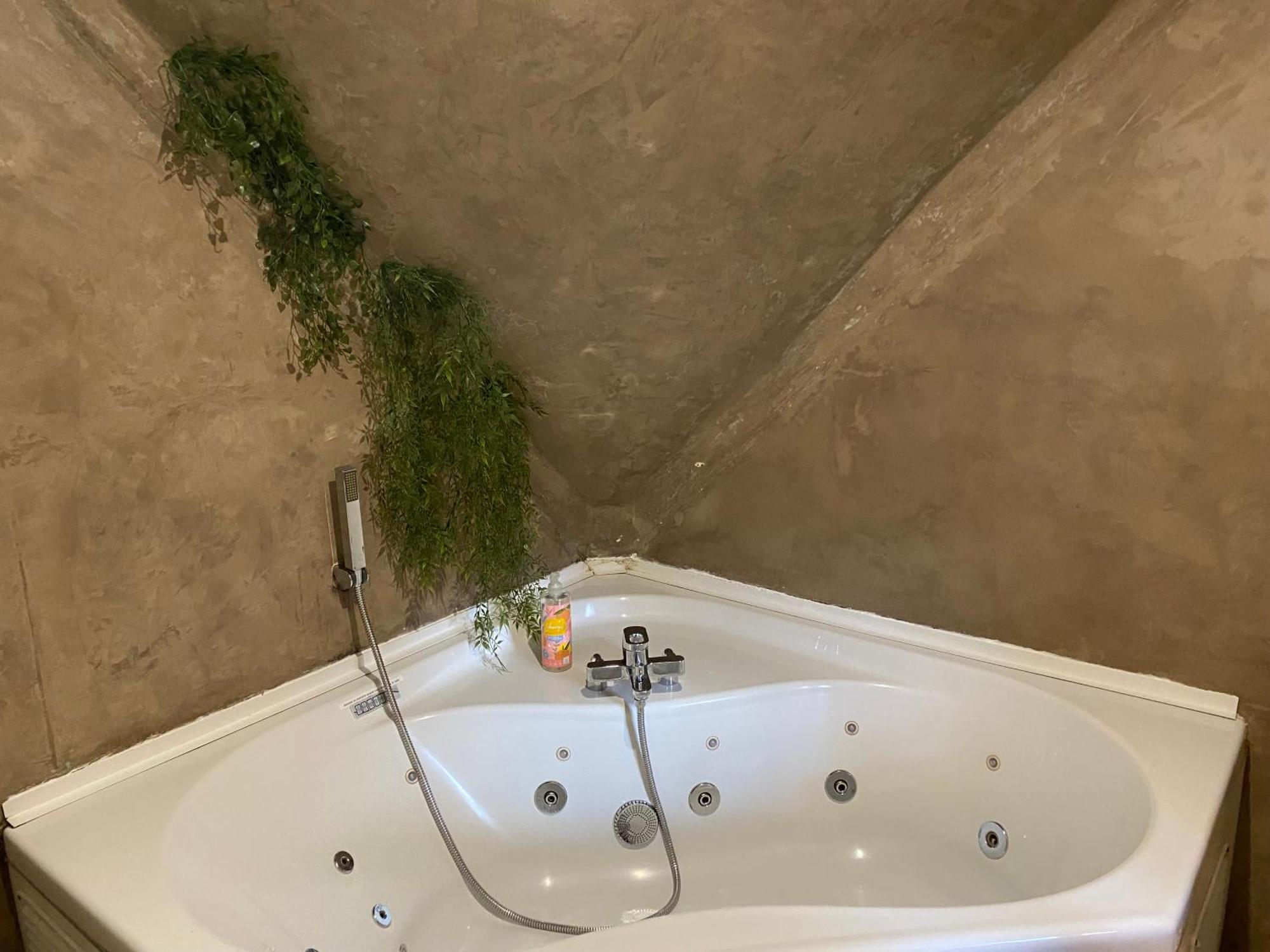 Chalet Tropical Avec Bain A Bulles - In The Woods Gesves Bagian luar foto